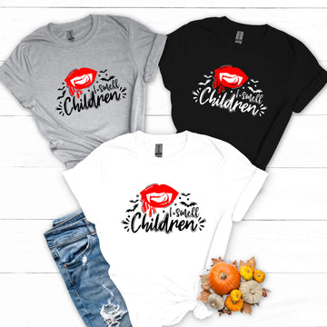 Camiseta con estampado gráfico unisex de Halloween Huelo a niños deliciosos labios y colmillos rojos