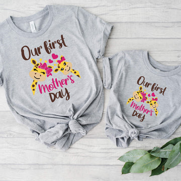Nuestra primera camiseta para mujer del día de la madre a juego con jirafa Mommy & Me