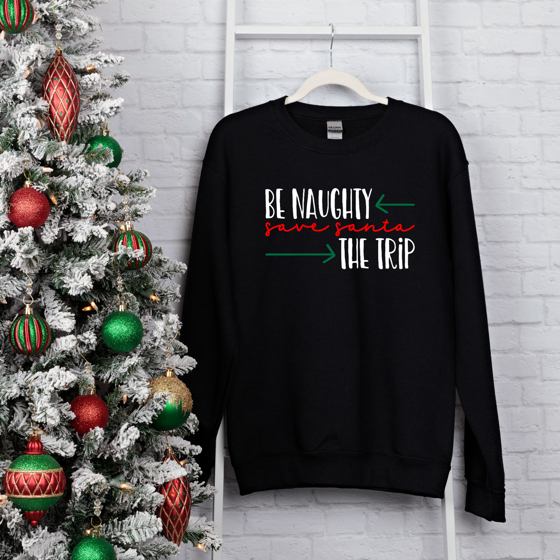 Camiseta con estampado gráfico unisex Christmas Be Naughty Save Santa The Trip