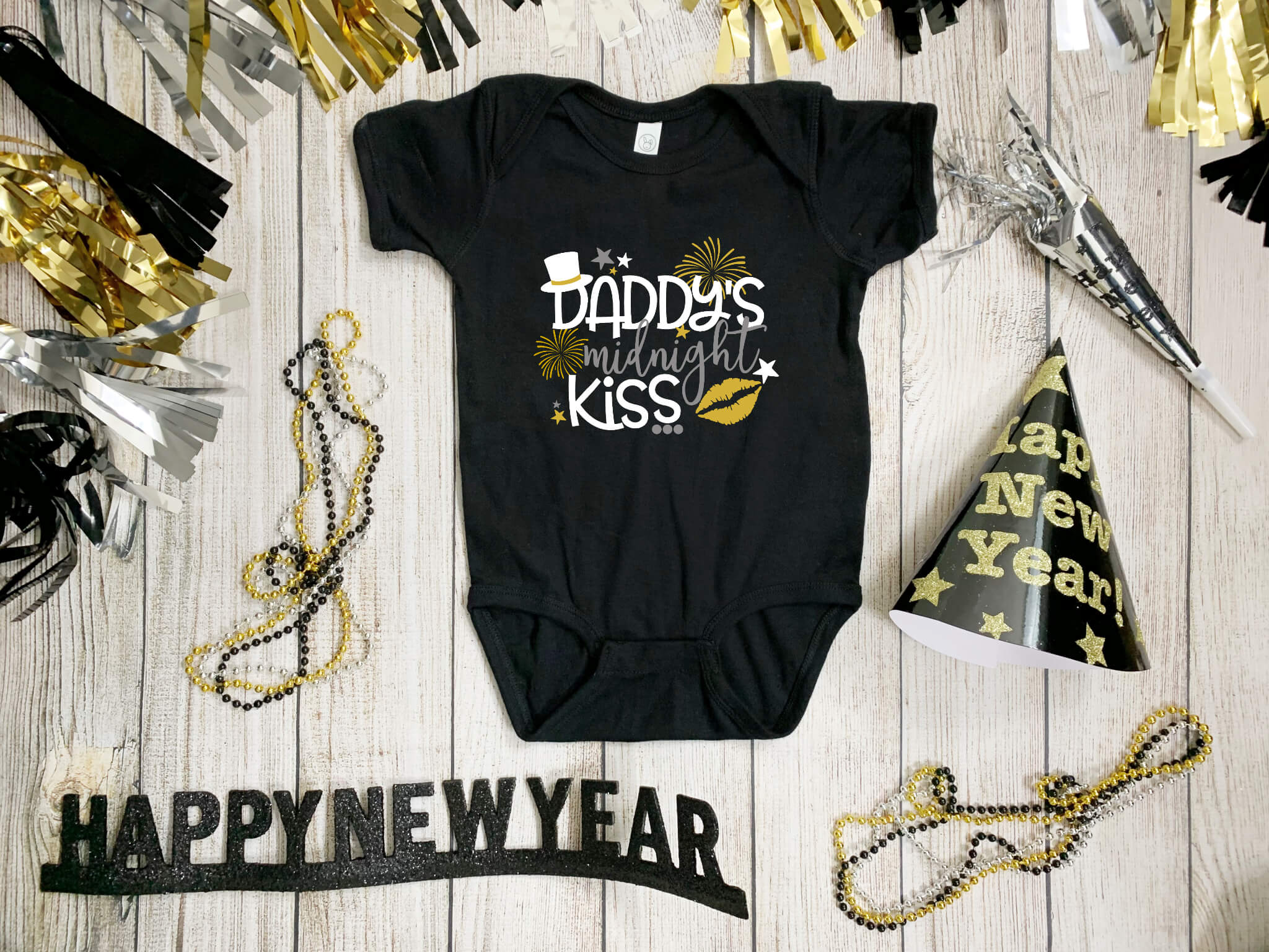 New Year's Daddy's Midnight Kiss Baby Girl's Onesie Graphic Print T-Shirt