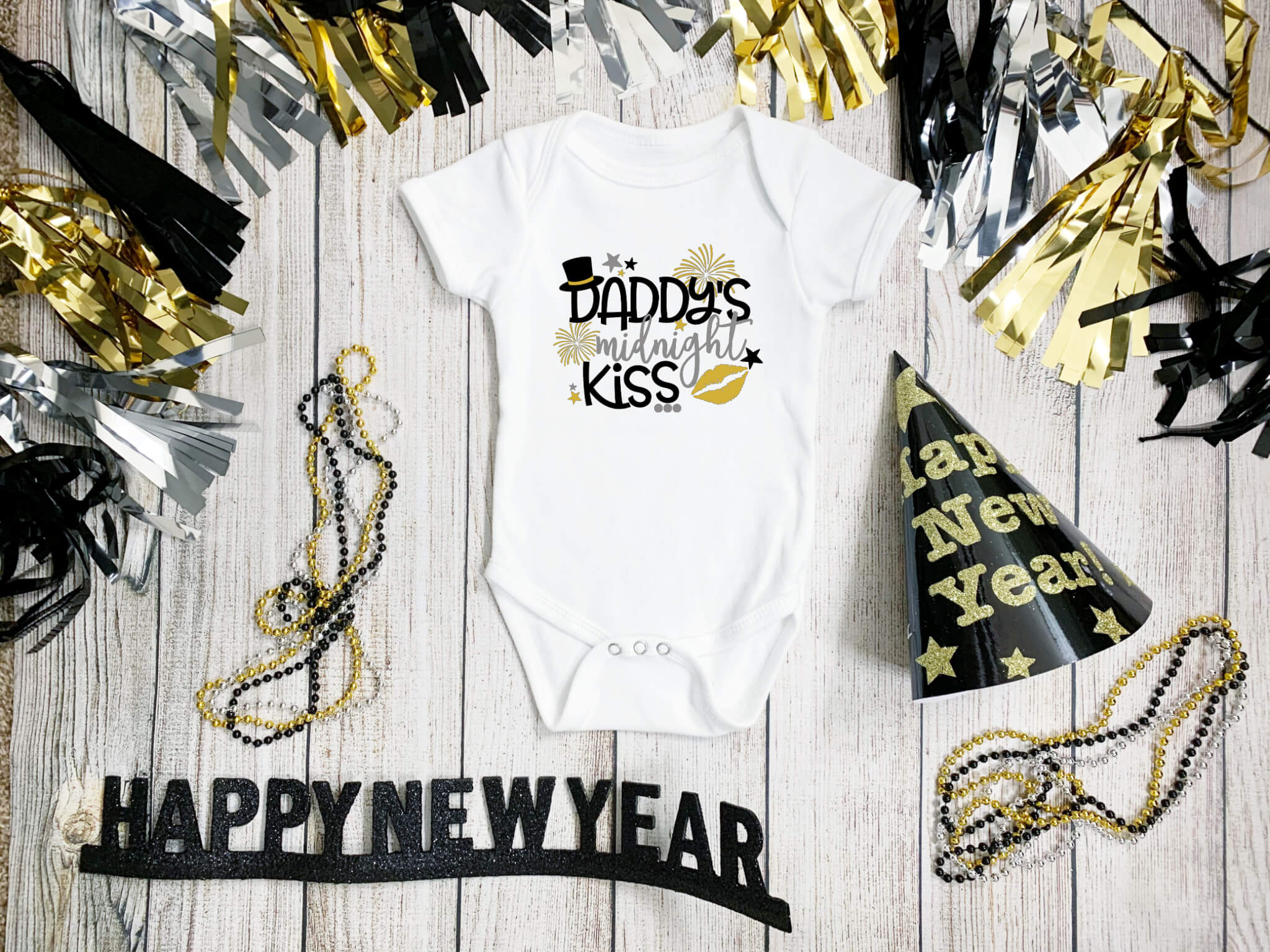 New Year's Daddy's Midnight Kiss Baby Girl's Onesie Graphic Print T-Shirt