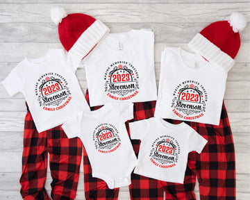 Christmas Making Memories Together Family 2023 camiseta con estampado gráfico personalizado a juego