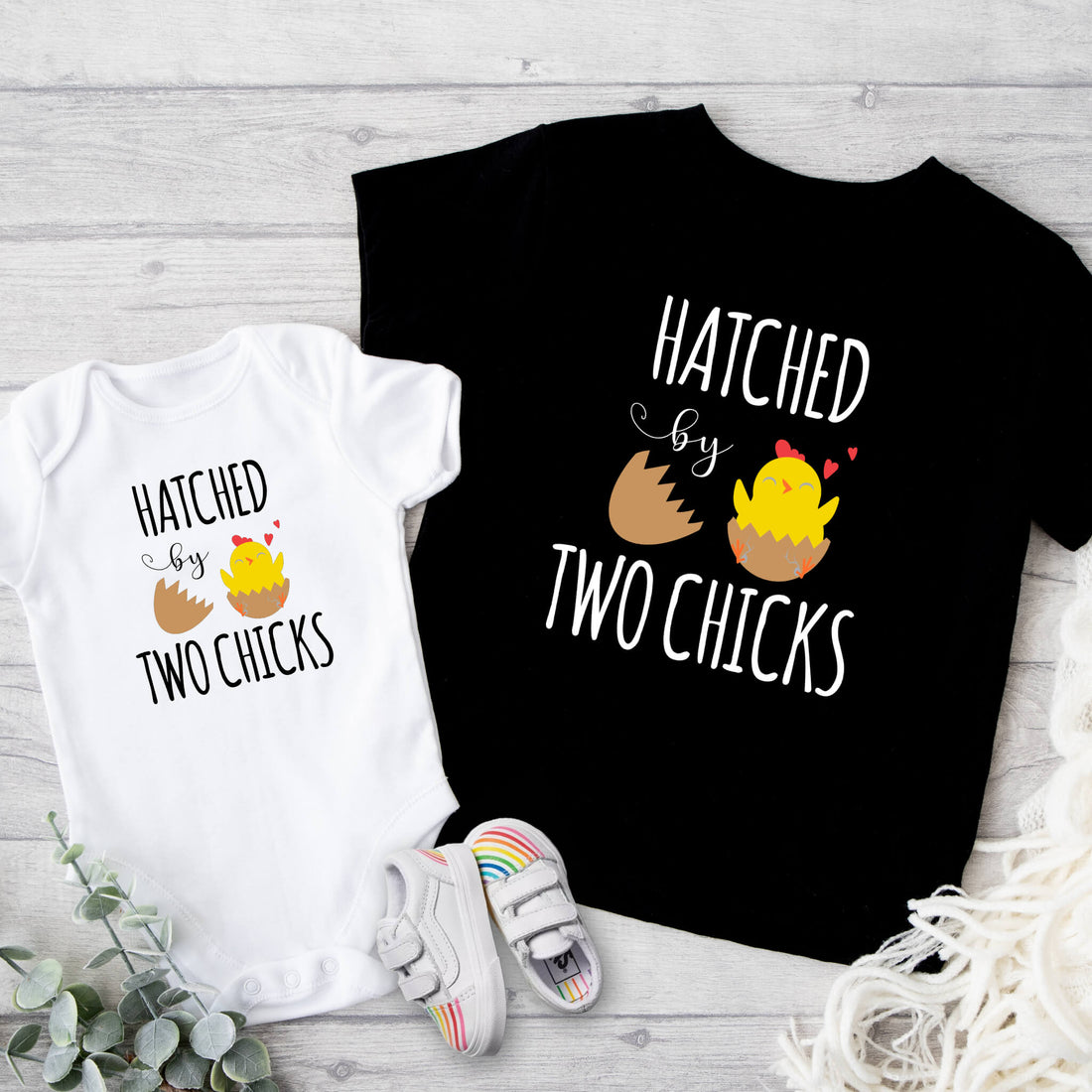 Hatched By Two Chicks Onesie, LGBTQ, Pride Onesie Camiseta para niños pequeños, Camisa arcoíris, Anuncio de embarazo, Regalo de baby shower, LGBT Baby Onesie, FIV Onesie