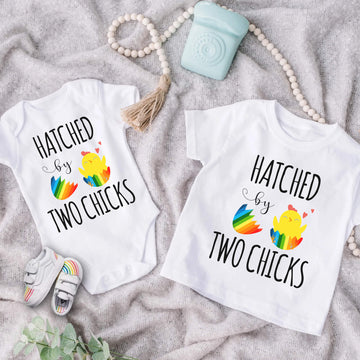 Hatched By Two Chicks Onesie, LGBTQ, Pride Onesie Camiseta para niños pequeños, Camisa arcoíris, Anuncio de embarazo, Regalo de baby shower, LGBT Baby Onesie, FIV Onesie