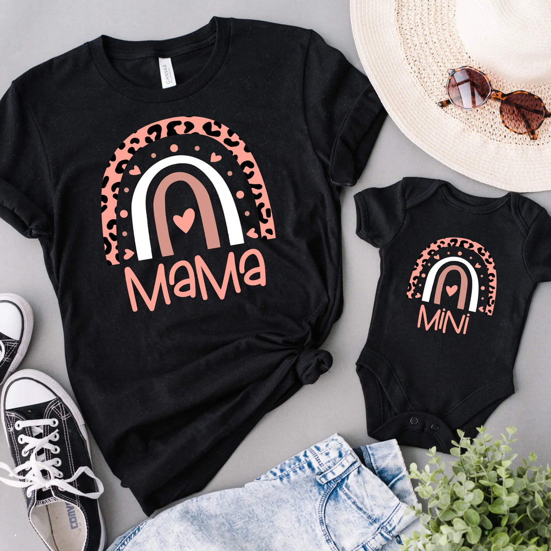 Camiseta a juego con mamá y mini arcoíris mamá y yo