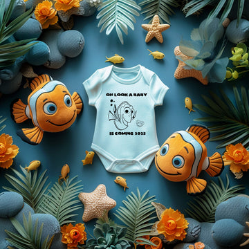 Anuncio de embarazo personalizado, Oh, mira, viene un bebé, papá, abuela, abuelo, tía, futuro tío, bajo el mar, simplemente sigue nadando, anuncio de bebé personalizado Onesie, anuncio de redes sociales, anuncio de bebé en caja de regalo