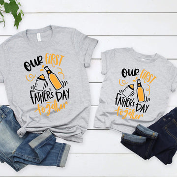 Nuestro primer día del padre a juego cerveza divertida bebiendo Daddy &amp; Me camiseta para hombre