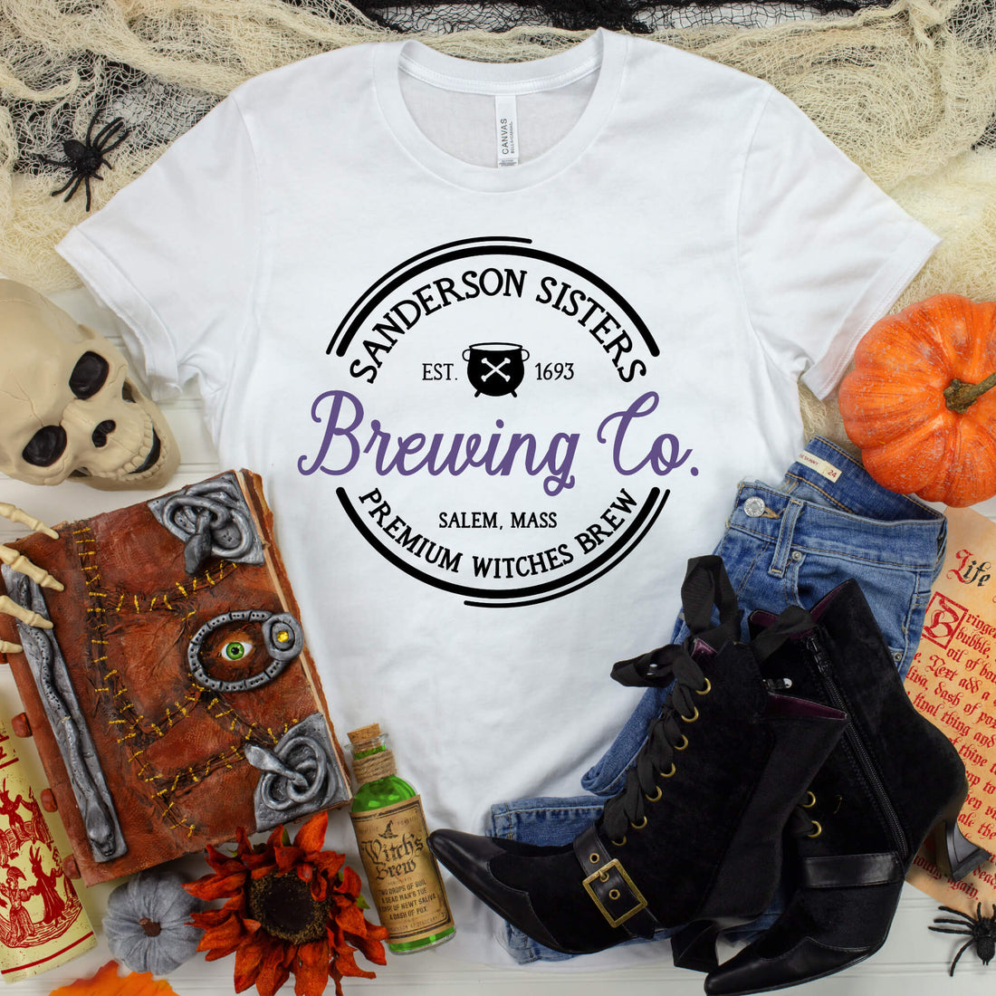 Camiseta con estampado gráfico para mujer Sanderson Sisters Brewing Co. personalizada para Halloween