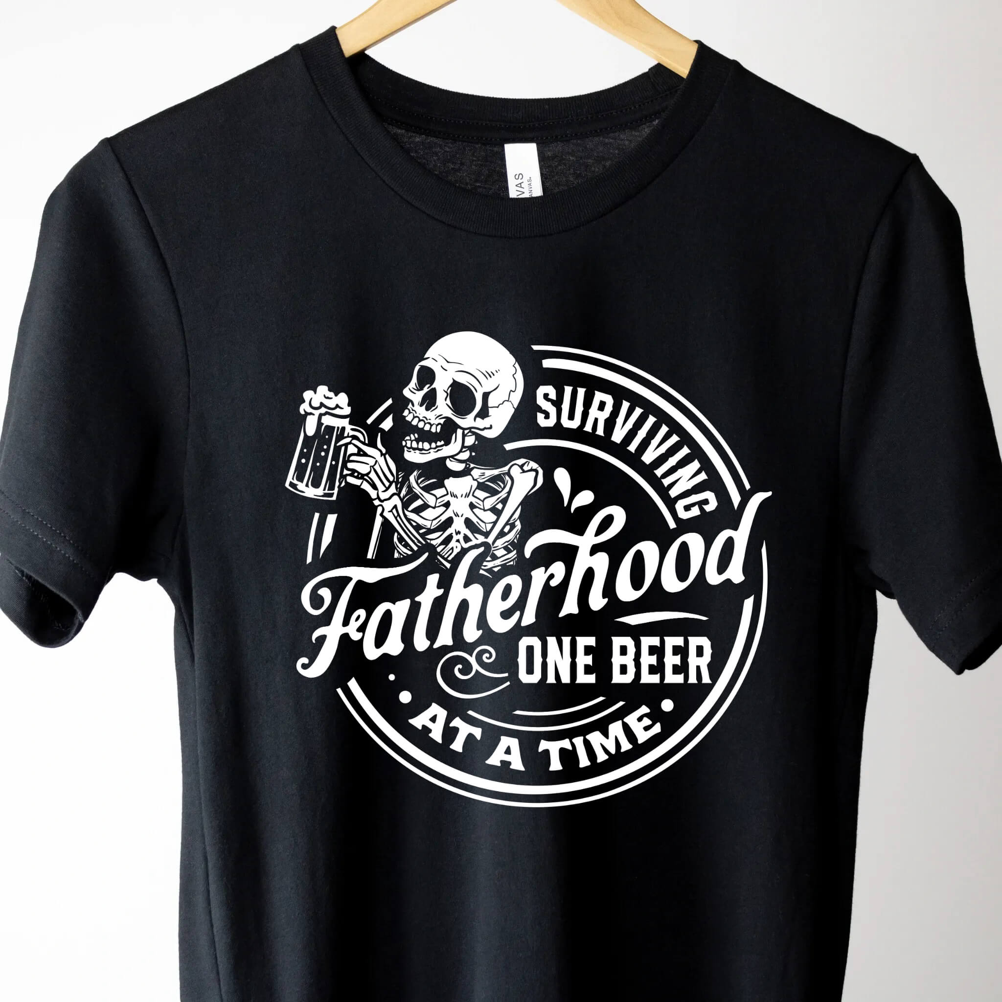 Sobreviviendo a la paternidad una cerveza a la vez camiseta divertida cita de papá cumpleaños Navidad regalo del día del padre