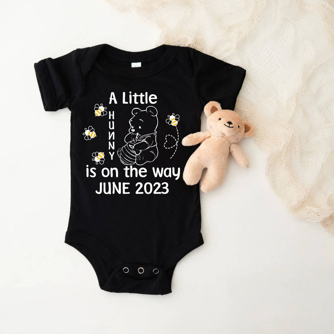 Anuncio de embarazo personalizado, Un pequeño cariño está en camino, papá, abuela, abuelo, tía, tío futuro, Honey Bee Onesie, Anuncio de bebé personalizado Onesie, Personajes de películas animadas Anuncio de embarazo, Lindo oso de peluche Onesie