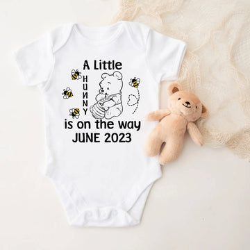 Anuncio de embarazo personalizado, Un pequeño cariño está en camino, papá, abuela, abuelo, tía, tío futuro, Honey Bee Onesie, Anuncio de bebé personalizado Onesie, Personajes de películas animadas Anuncio de embarazo, Lindo oso de peluche Onesie