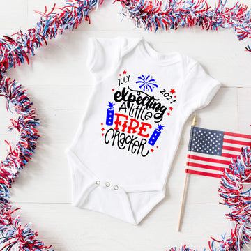 Anuncio de embarazo personalizado, esperando un pequeño petardo, papá, abuela, abuelo, tía, futuro tío, anuncio de bebé personalizado Onesie, anuncio de embarazo de julio