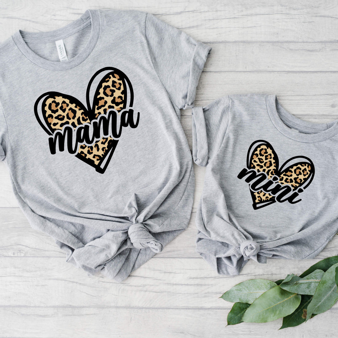 Camiseta a juego con diseño de leopardo y mini corazón para el día de la madre, mamá y yo