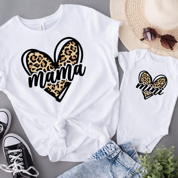 Camiseta a juego con diseño de leopardo y mini corazón para el día de la madre, mamá y yo